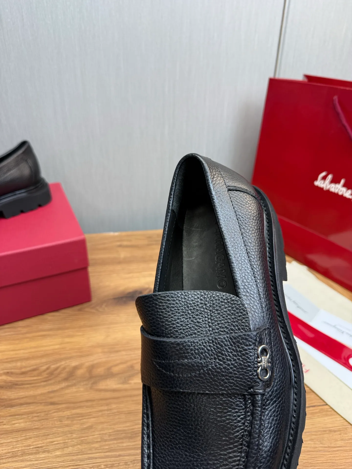 Men's shoes 💰880💰 Ferragamo. [Ferragamo] Men's Loaf leather shoes, the latest hot style, 1:1 original purchase quality, top quality, imported open-edge beaded cowhide leather on the upper, hand-made three-dimensional stitching highlights the round toe design, the inner foot pads are all imported cowhide, with original wear-resistant foam outsole, matching code 39-44, (38, 45 custom-made, non-refundable)